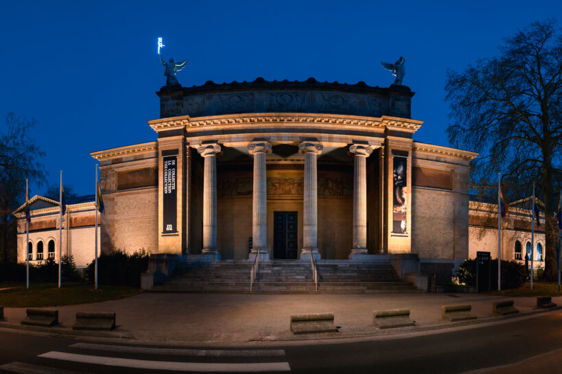 De verlichte gevel van het Museum voor Schone Kunsten Gent 's nachts