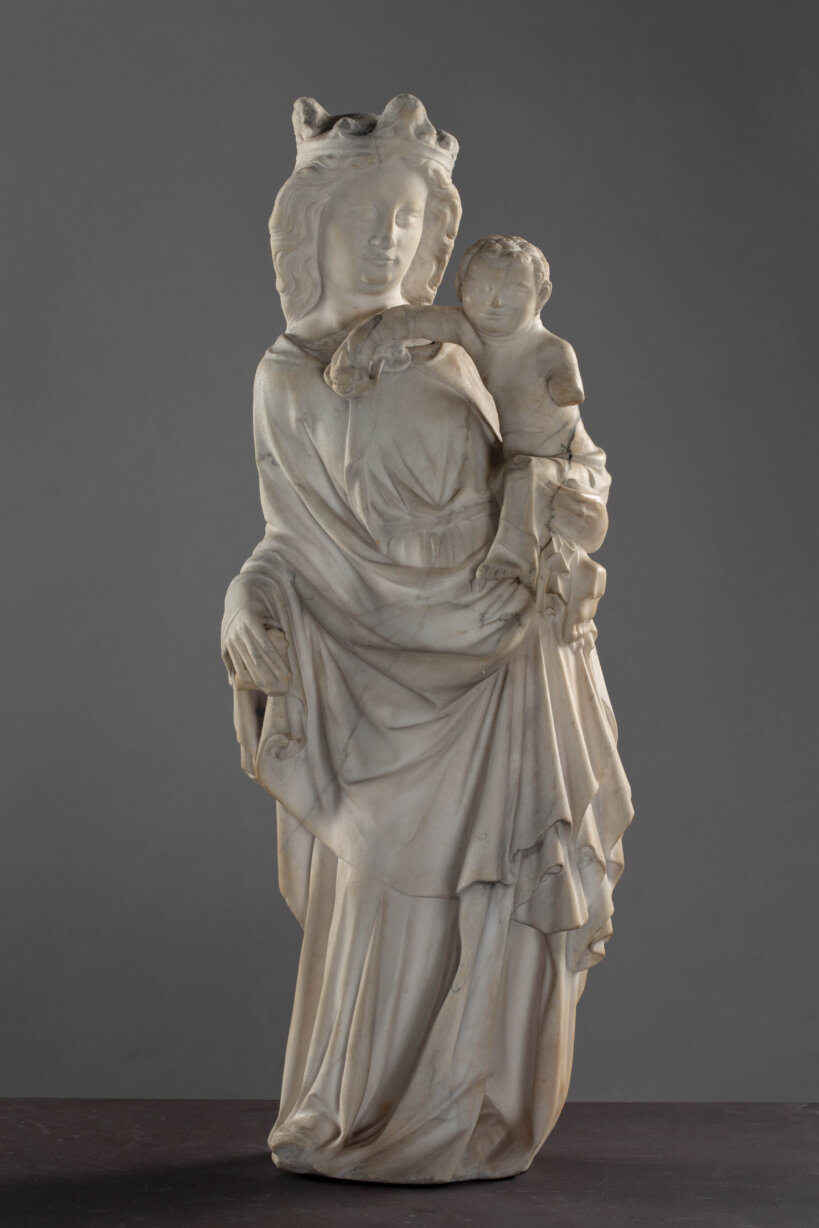 Marmeren beeldhouwwerk door een anonieme meester, dat Maria met Kind afbeeldt. Het werk is gedateerd ca. 1350 tot ca. 1380.
